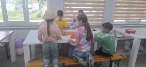 În cadrul atelierului eco, participanții au discutat despre protejarea mediului și importanța grijii față de natură.