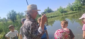 Între orele 10.00-12.00, participanții la tabără și voluntarii, însoțiți de domnul profesor Oglage au vizitat iazurile.