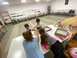 Marea aventură de joi: profesii, dans și arici colorați Marea aventură de joi: profesii, dans și arici colorați